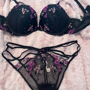 Victoria’s Secret bra and panty set. Bra38C. Panty xxl still has tag